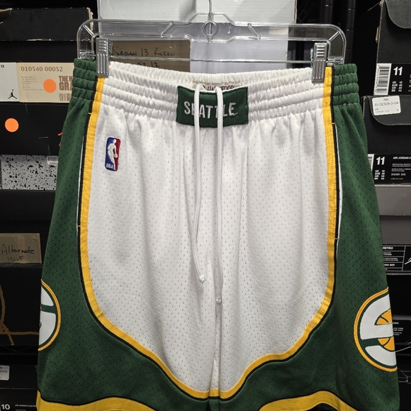 Mitchell & Ness Seattle Supersonics Shorts - Picture 2 of 5
